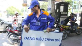 Giá xăng ( x-á-n-ăng, x-ăng xăng) phi mã hơn 25.700 đồng một lít